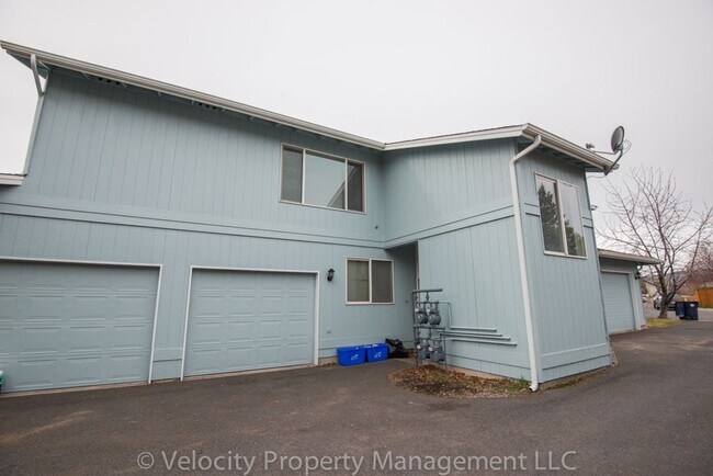 property at 1095 NE Hidden Valley Dr