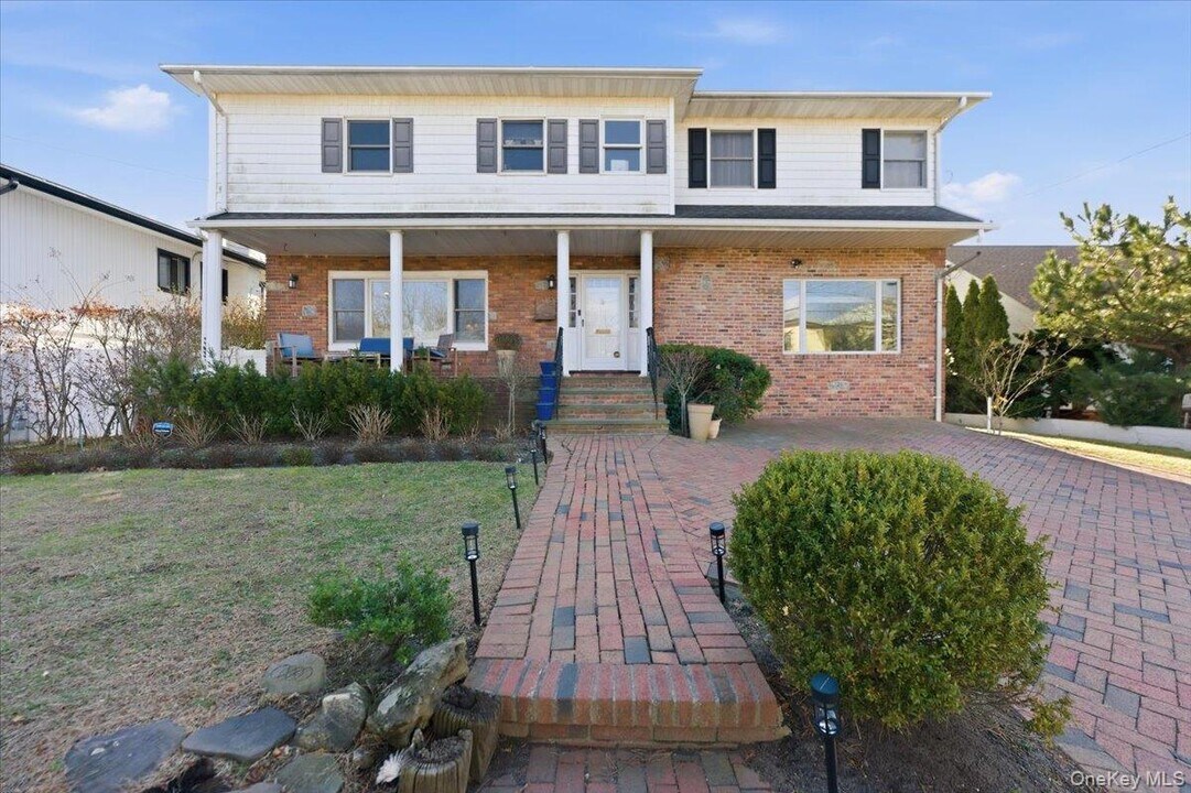 1495 Bay Blvd in Atlantic Beach, NY - Building Photo