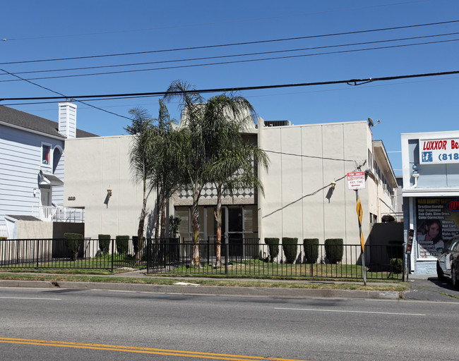 5216 Kester Ave in Sherman Oaks, CA - Foto de edificio - Building Photo