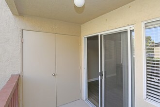 Valley Breeze Apartments in San Diego, CA - Building Photo - Interior Photo