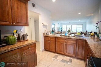 8421 Lagos De Campo Blvd in Tamarac, FL - Building Photo - Building Photo