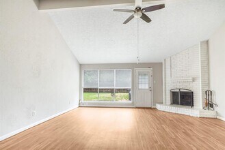 7414 Broken Arrow St in Baytown, TX - Foto de edificio - Building Photo