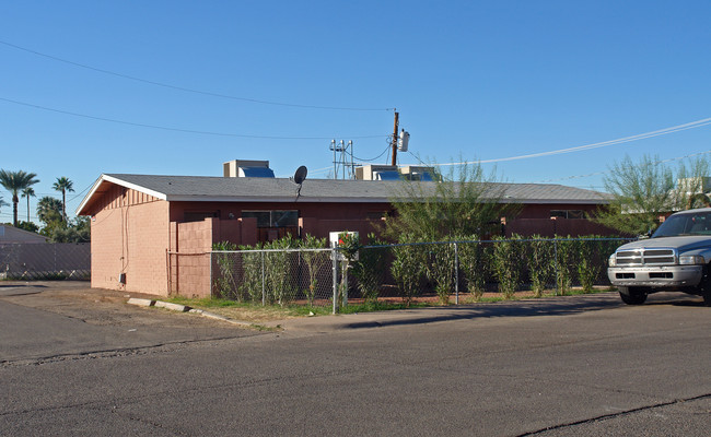 Erikson Manor Apartments in Glendale, AZ - Foto de edificio - Building Photo