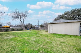 10907 Marsh Ln in Dallas, TX - Foto de edificio - Building Photo