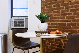 230 E 83rd St in New York, NY - Foto de edificio - Building Photo