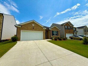 2015 Waycross Ln in Dacula, GA - Foto de edificio - Building Photo