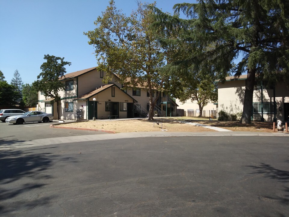 5726 Falconer Way in Sacramento, CA - Building Photo