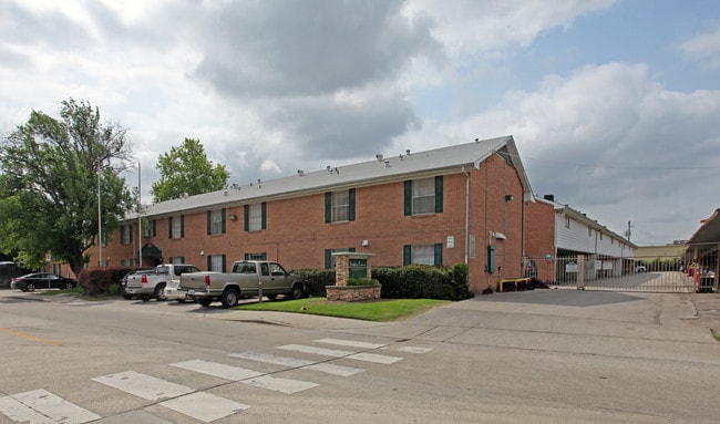 Northline Colonial Apartments