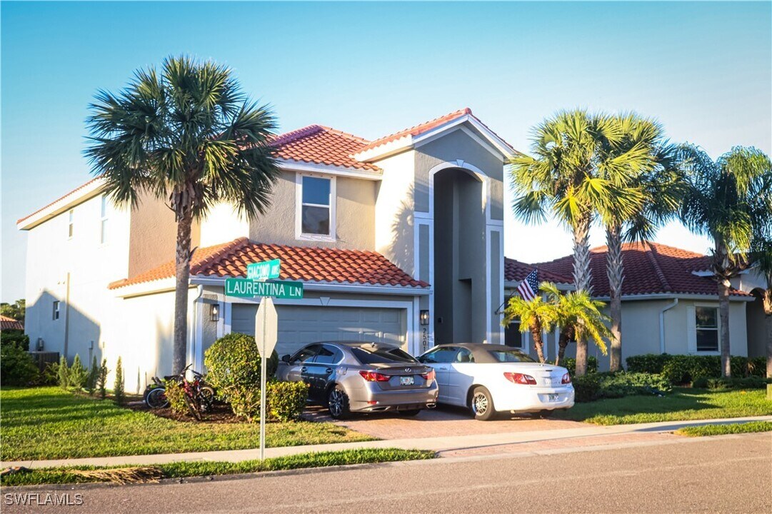 2501 Laurentina Ln in Cape Coral, FL - Building Photo