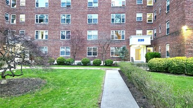 220 Pelham Rd in New Rochelle, NY - Building Photo - Building Photo