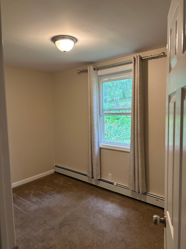 17 Dorchester Rd, Unit Room 2 in Ronkonkoma, NY - Building Photo - Building Photo