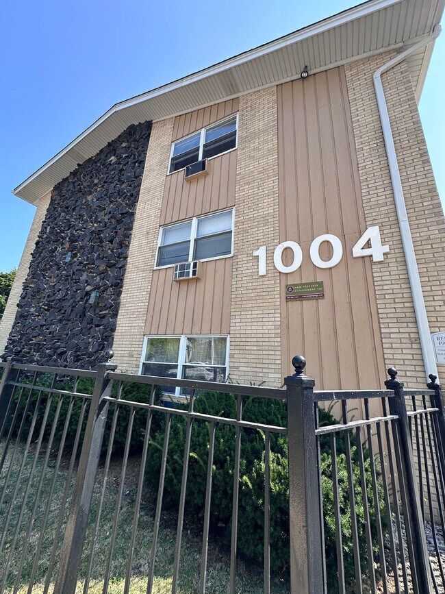property at 1004 Des Plaines Ave