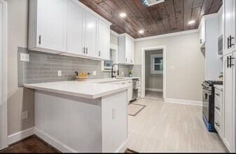 7449 Walker St in Houston, TX - Building Photo - Building Photo