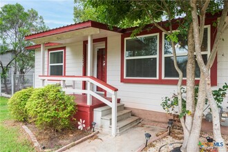 205 N Mesquite Ave in Luling, TX - Building Photo - Building Photo