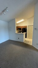 2880 N Oakland Forest Dr, Unit Lakeview in Oakland Park, FL - Building Photo - Building Photo