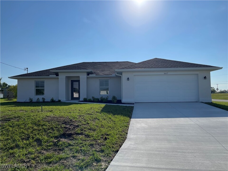1617 NW 6th Ave in Cape Coral, FL - Foto de edificio
