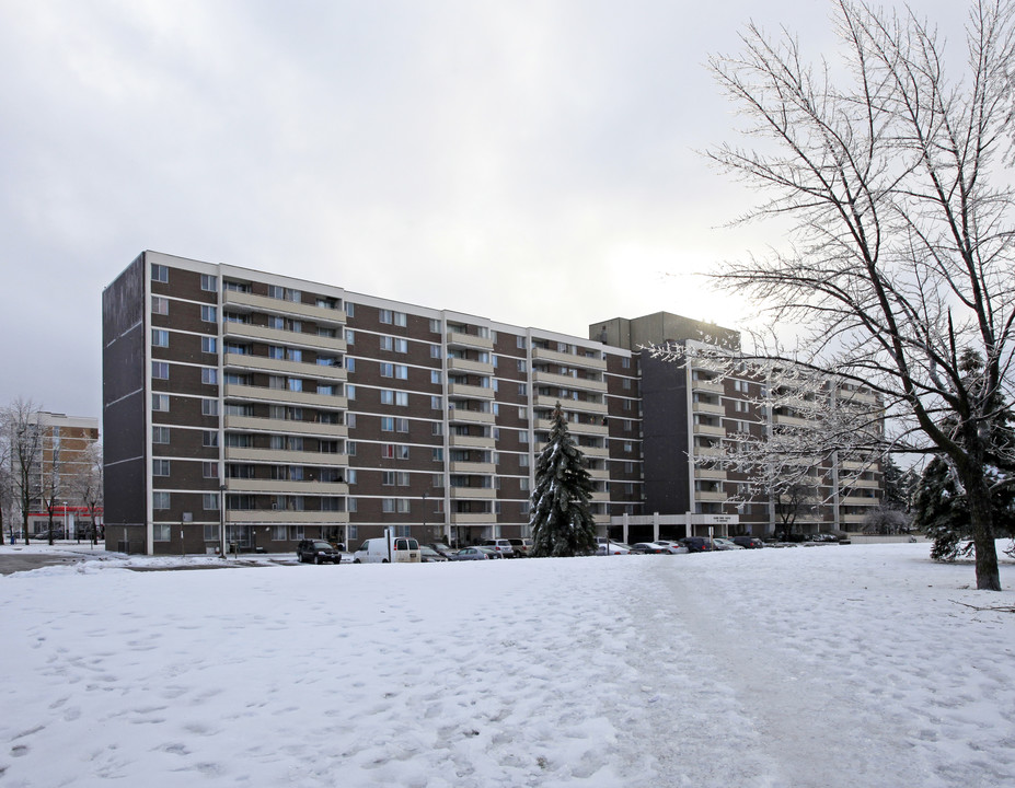 20 Broadoaks Dr in Toronto, ON - Building Photo