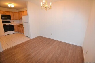 185 Scott Rd-Unit -3-D in Waterbury, CT - Building Photo - Building Photo