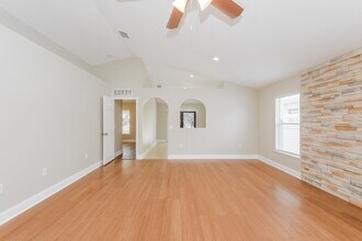 1018 Brenton Leaf Dr in Ruskin, FL - Building Photo - Building Photo
