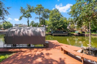 5094 Pleasure Lake Dr in Willis, TX - Foto de edificio - Building Photo