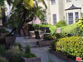 8561 Holloway Dr in West Hollywood, CA - Building Photo