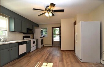 54 Mozart St in West Hartford, CT - Building Photo - Building Photo