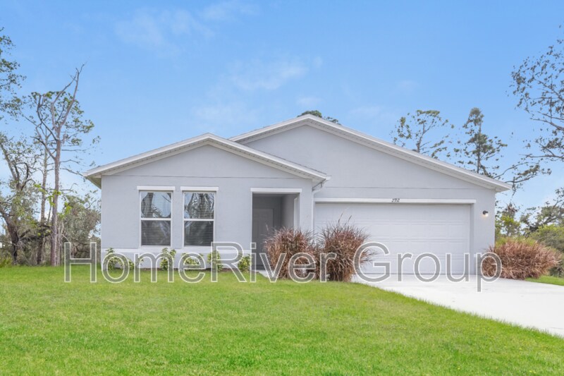 2352 Dodge St in Port Charlotte, FL - Building Photo