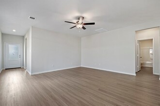 1023 Whispering Winds Dr in Beasley, TX - Foto de edificio - Building Photo