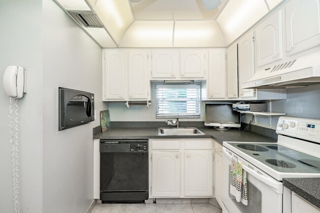 9500 N Hollybrook Lake Dr in Pembroke Pines, FL - Building Photo - Building Photo