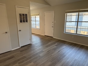 3907 E Southcross in San Antonio, TX - Building Photo - Building Photo