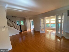 7206 44th St in Chevy Chase, MD - Foto de edificio - Building Photo