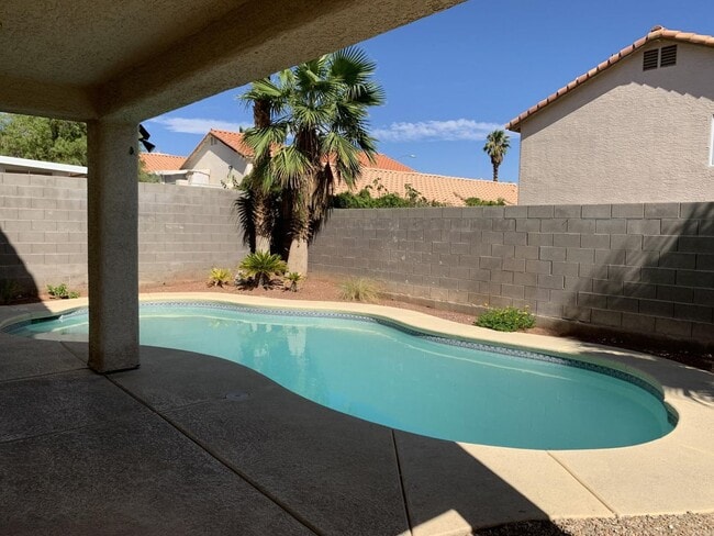 7408 Sunspot Dr in Las Vegas, NV - Foto de edificio - Building Photo