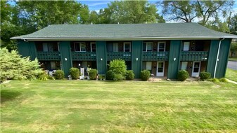 1044 Brittain Rd in Akron, OH - Building Photo