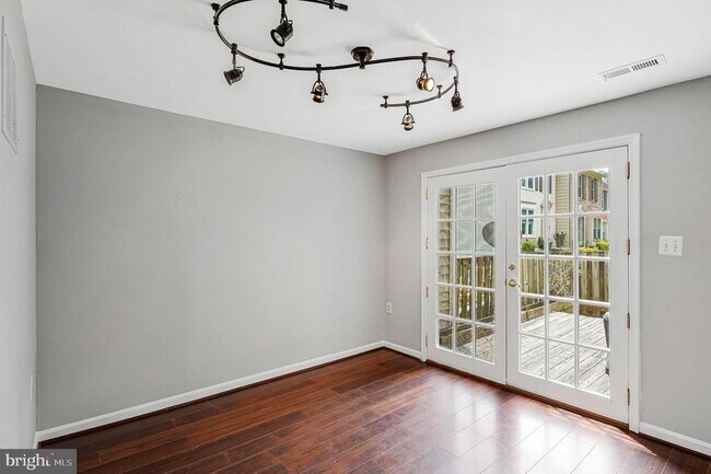 5400 New London Park Dr in Fairfax, VA - Building Photo - Building Photo