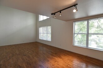 1009 NW Hoyt St, Unit 203 in Portland, OR - Building Photo - Building Photo