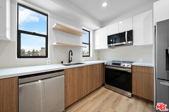 1042 Irolo St in Los Angeles, CA - Building Photo - Building Photo