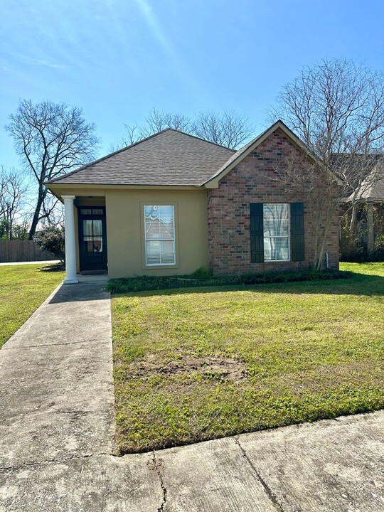 3801 Southpass Ave in Baton Rouge, LA - Building Photo