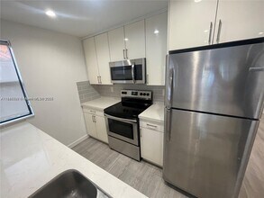 1637 SW 10th St in Miami, FL - Building Photo - Building Photo