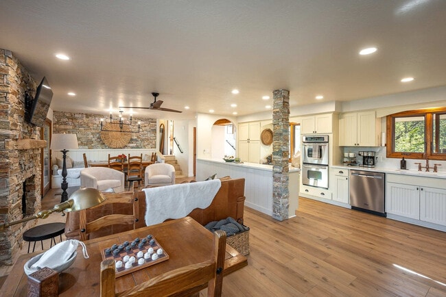 43620 Washburn Dr in Three Rivers, CA - Building Photo - Building Photo