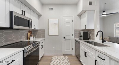 17600 N 79th Ave, Unit B2 in Glendale, AZ - Building Photo - Building Photo