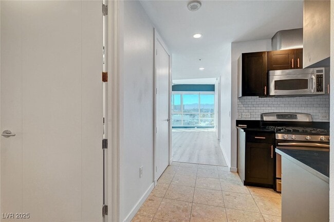 4575 Dean Martin Dr in Las Vegas, NV - Foto de edificio - Building Photo