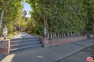 6542 1/2 W Olympic Blvd in Los Angeles, CA - Building Photo - Building Photo