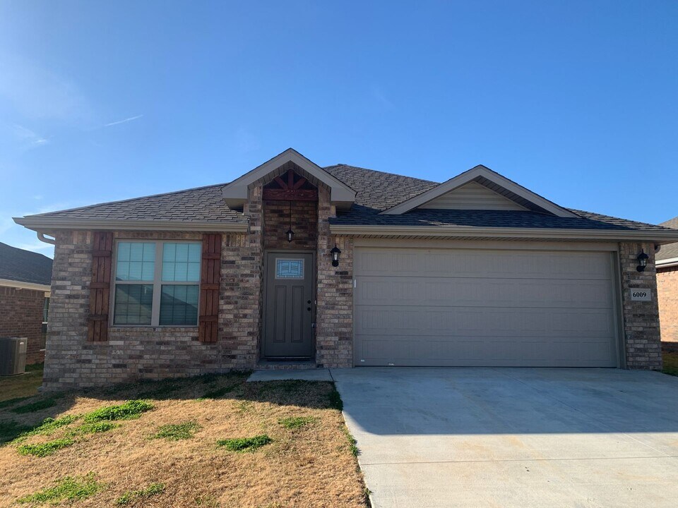 6009 NW Hancock St in Bentonville, AR - Building Photo