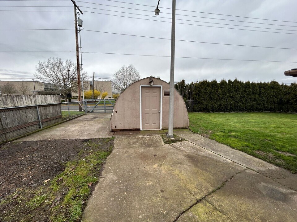 410-416 SE Debbie St in McMinnville, OR - Building Photo