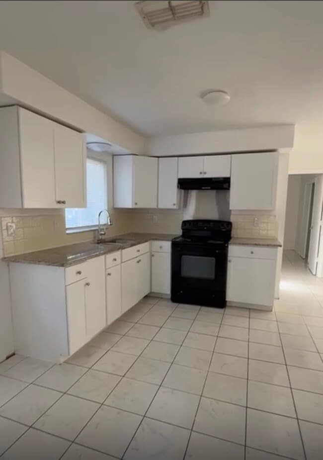 12357 First St in Ft. Myers, FL - Building Photo - Building Photo