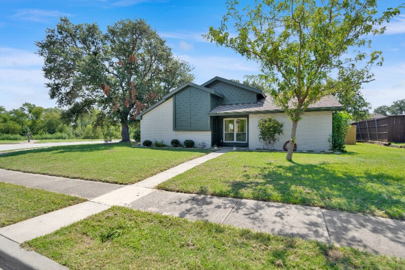 2038 Sancerre Ln in Carrollton, TX - Building Photo