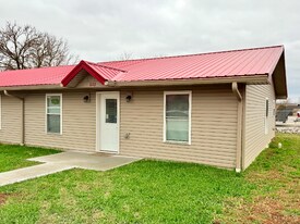 1102 Red Roof Dr in Huntingburg, IN - Building Photo