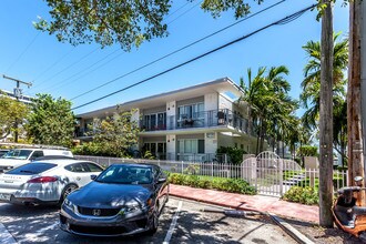 946-948 Bay Dr in Miami Beach, FL - Foto de edificio - Building Photo