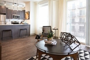 2722 Kramer Ln in Austin, TX - Building Photo