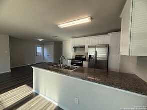 7734 Nopalitos Cv in San Antonio, TX - Foto de edificio - Building Photo